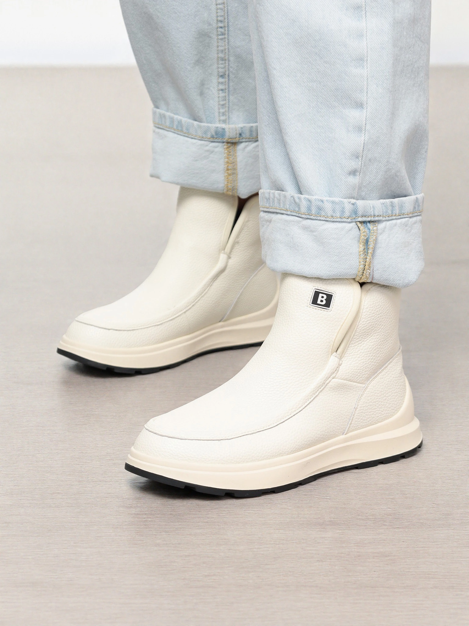 Ботинки белого цвета на низкой подошве